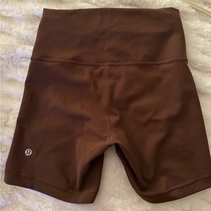 NWOT. lululemon wunder under train high rise short.